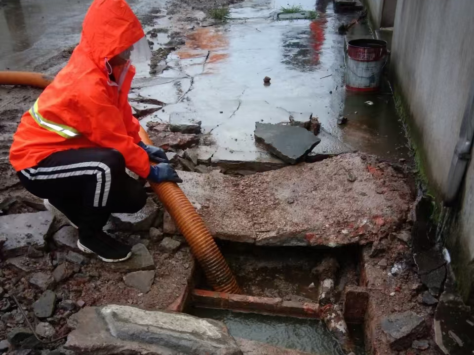 甘孜专业清理污水池 炜誉市政以规范流程守护城市 “肠道”