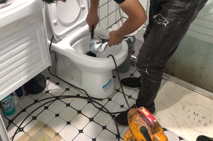 甘孜马桶堵塞自己疏通还是找师傅？专业上门服务让你省时更省心